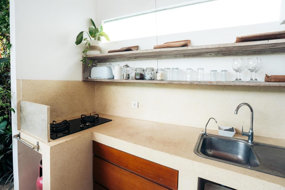 Coffee/tea facilities, Kitchen or kitchenette, stove