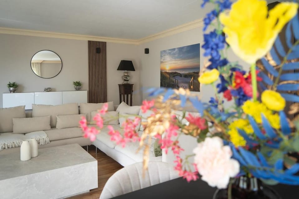 Living room, Decorative detail, Seating area