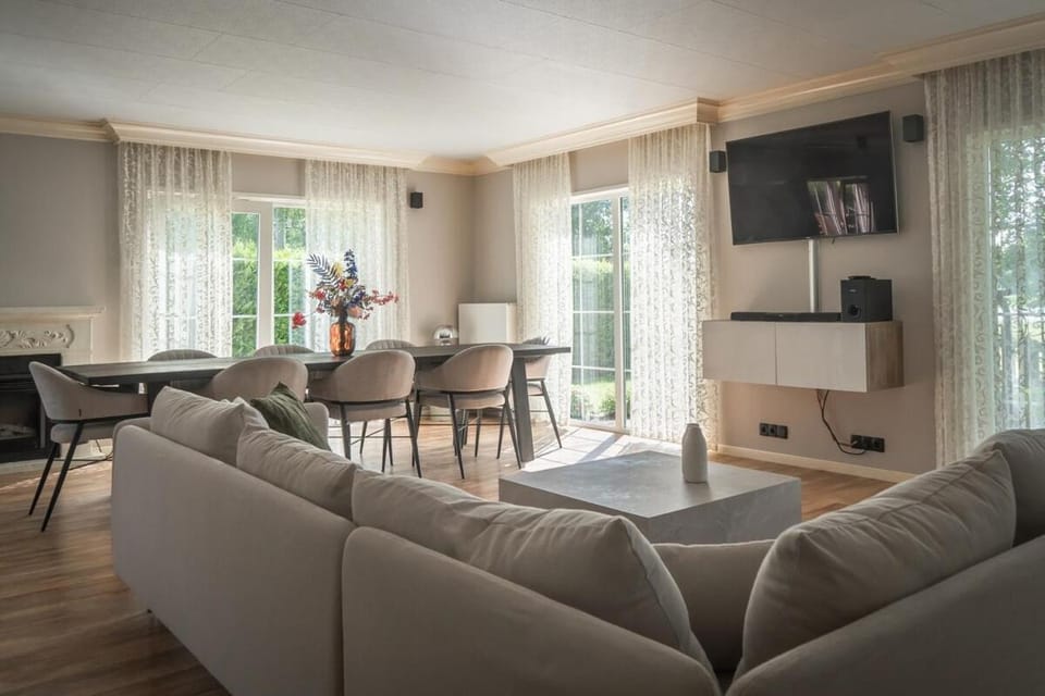 Communal lounge/ TV room, TV and multimedia, Living room, Seating area