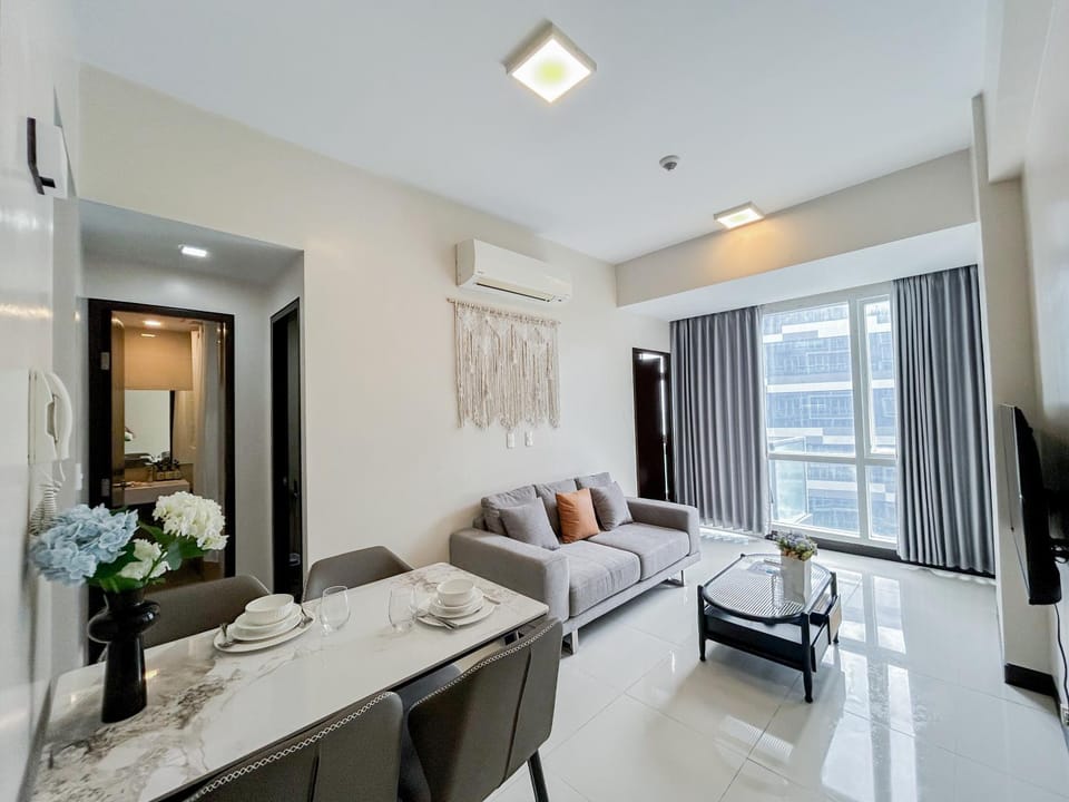 Modern 1BR w Exclusive Pool Access Apartment hotel in Lapu-Lapu City