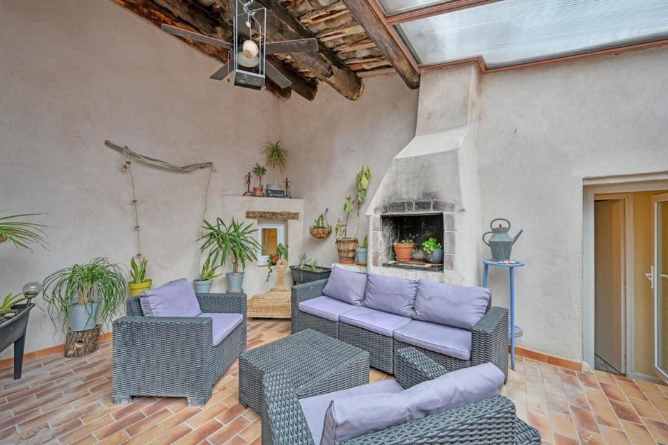 Patio, Living room