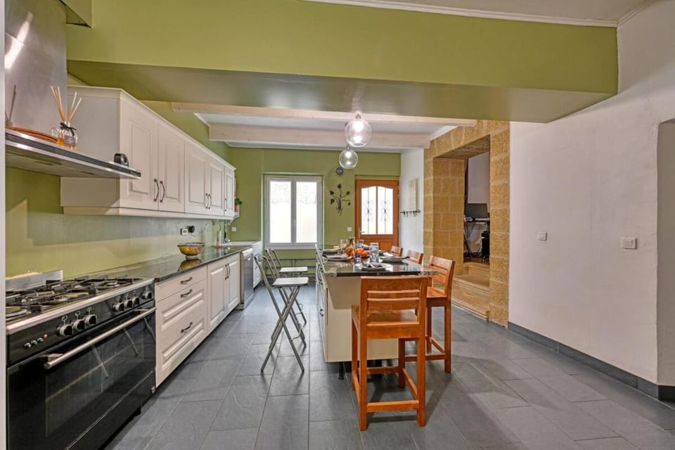 Kitchen or kitchenette, Dining area, dishwasher, stove