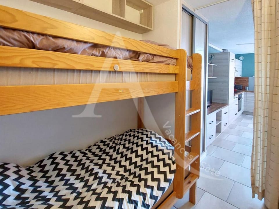 CAP CORNICHE piscine, studio cabine 4 personnes clim, wifi et parking Cabin in Occitanie
