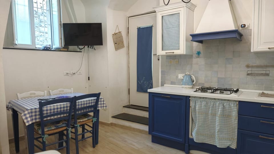 TV and multimedia, Kitchen or kitchenette, Dining area, stove