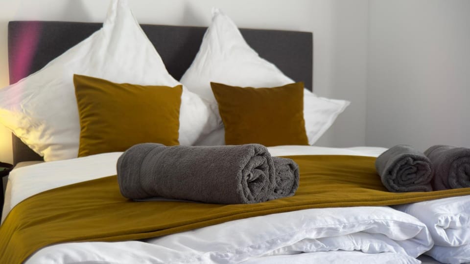 Bed, Photo of the whole room, Bedroom, towels