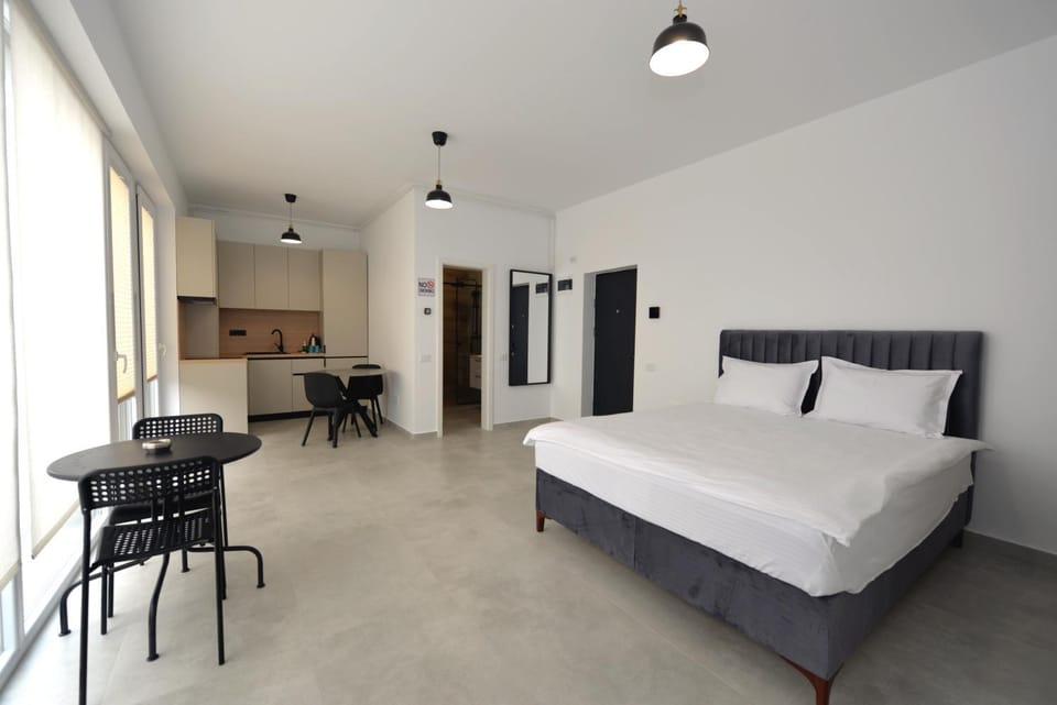 Bed, Photo of the whole room, Seating area, Bedroom