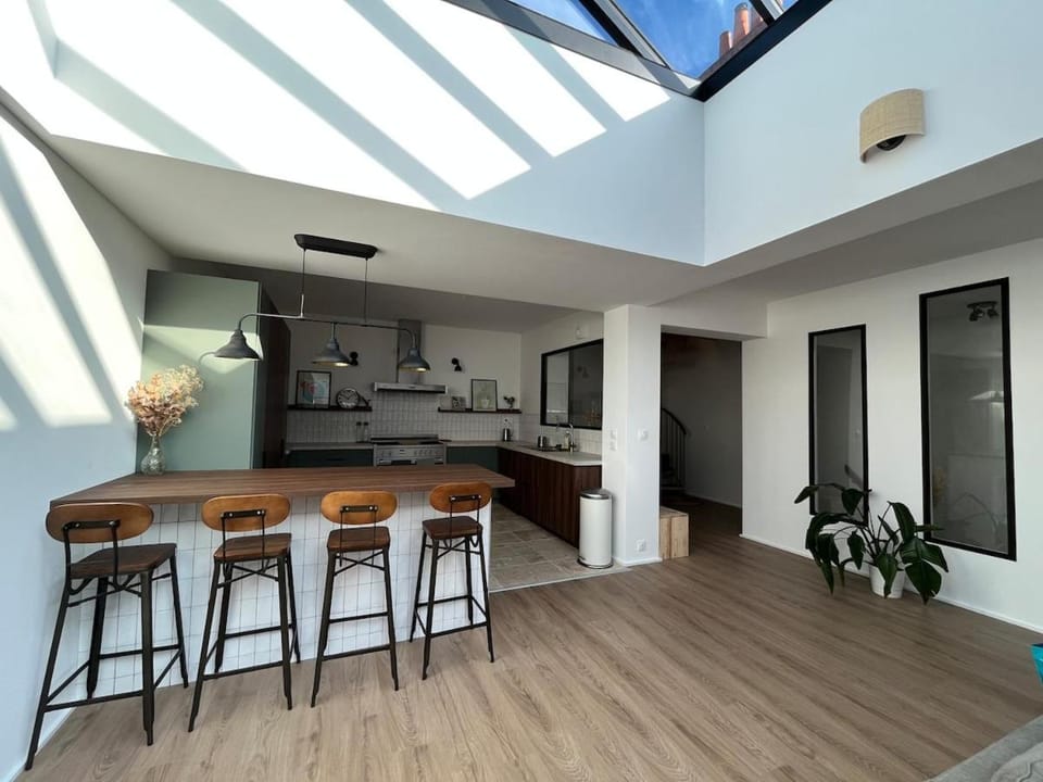 Kitchen or kitchenette, minibar