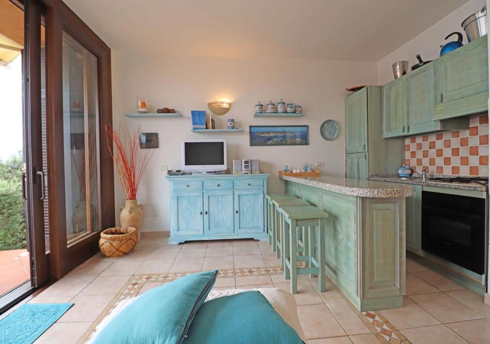 TV and multimedia, Kitchen or kitchenette, Dining area, oven, stove