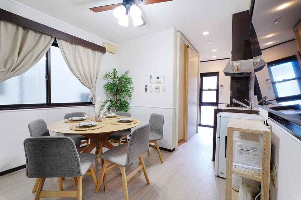 Kitchen or kitchenette, Seating area, Dining area