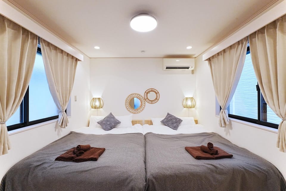 Bed, Bedroom, towels, air conditioner