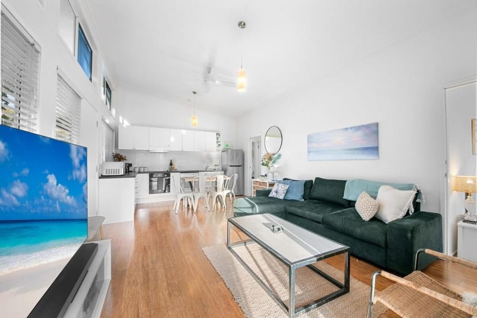 TV and multimedia, Kitchen or kitchenette, Living room, Seating area, Dining area