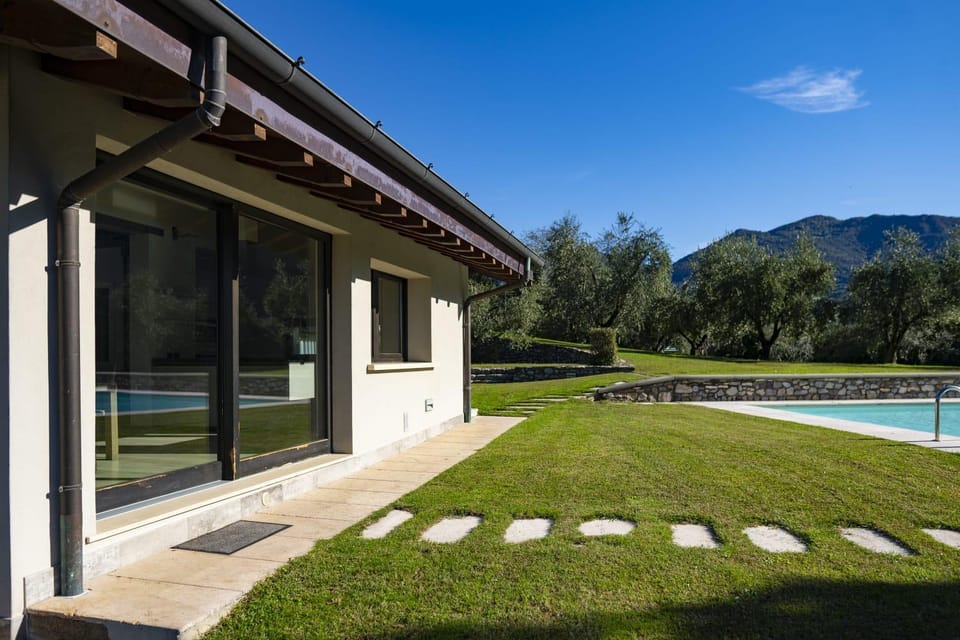 Property building, Day, Natural landscape, Garden, Garden view, Mountain view, Pool view, Swimming pool, sunbed