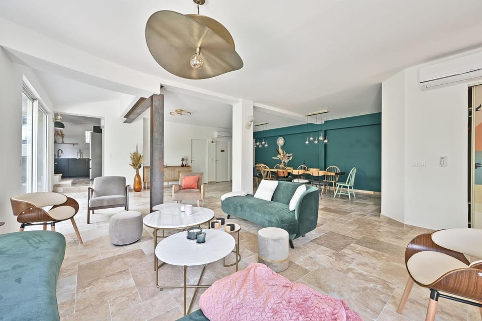 TV and multimedia, Living room, Seating area, air conditioner