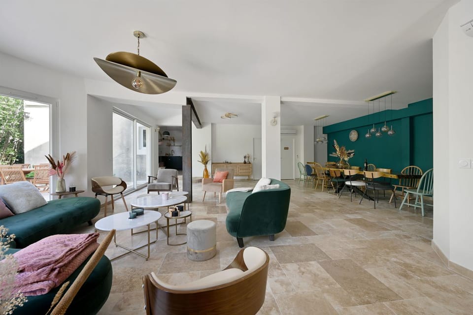 TV and multimedia, Living room, Seating area, Dining area
