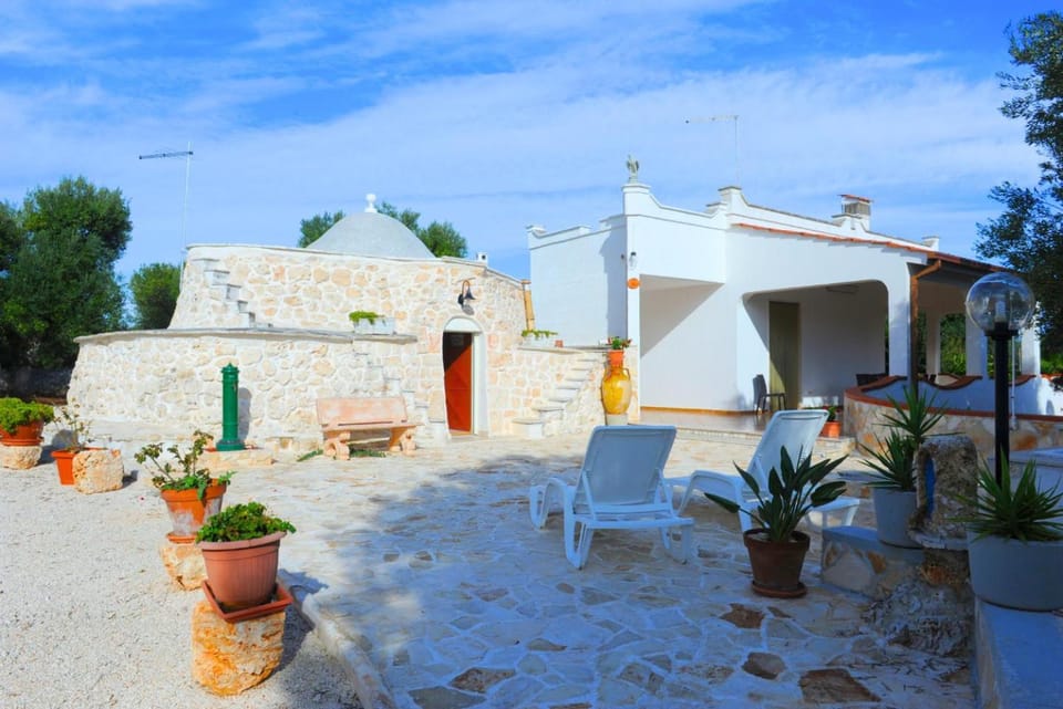 Property building, Patio, Day, Garden, Garden view