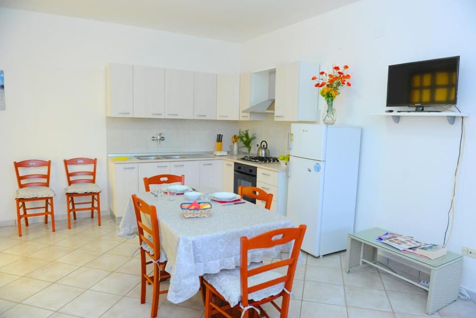 Kitchen or kitchenette, Dining area, oven, stove