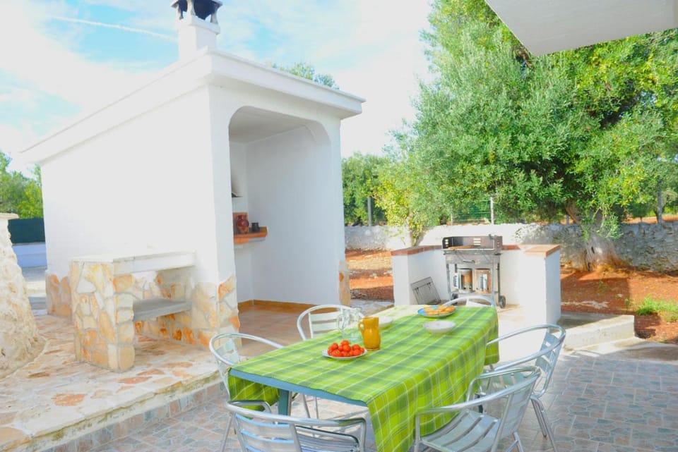 Patio, Spring, Day, BBQ facilities, Garden, Food and drinks, Dining area, Food, Garden view