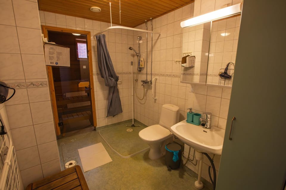 Shower, Toilet