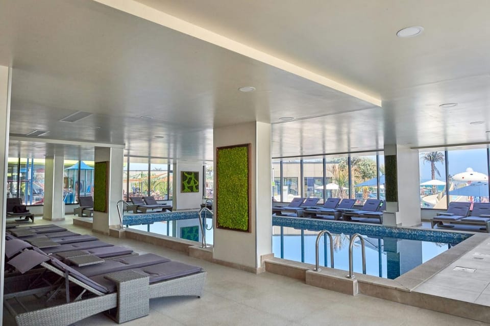 Swimming pool, sunbed