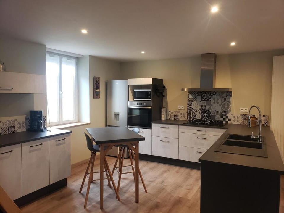 Kitchen or kitchenette, Dining area, oven