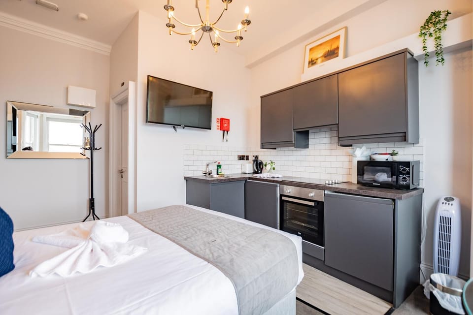 Kitchen or kitchenette, Bedroom