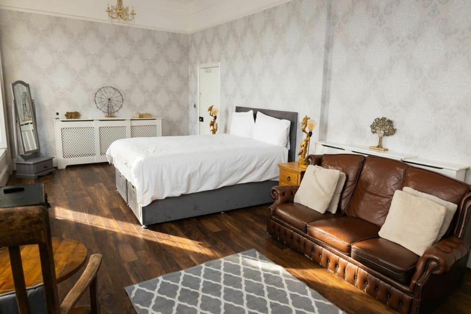 Beach Views Elegant & Modernised 5BD Period Home House in Tramore