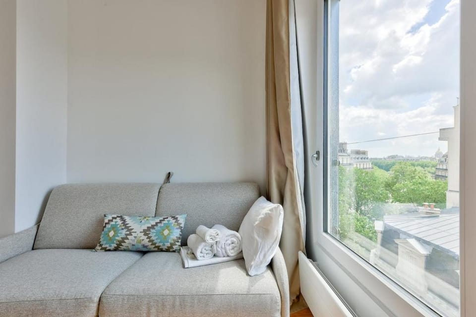 Studio with a panoramic view of the Eiffel Tower Apartment in Paris