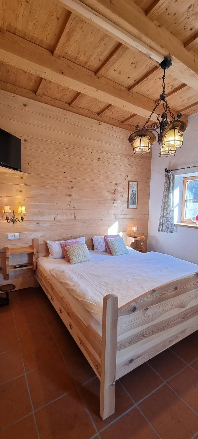 Bed, TV and multimedia, Photo of the whole room, Bedroom