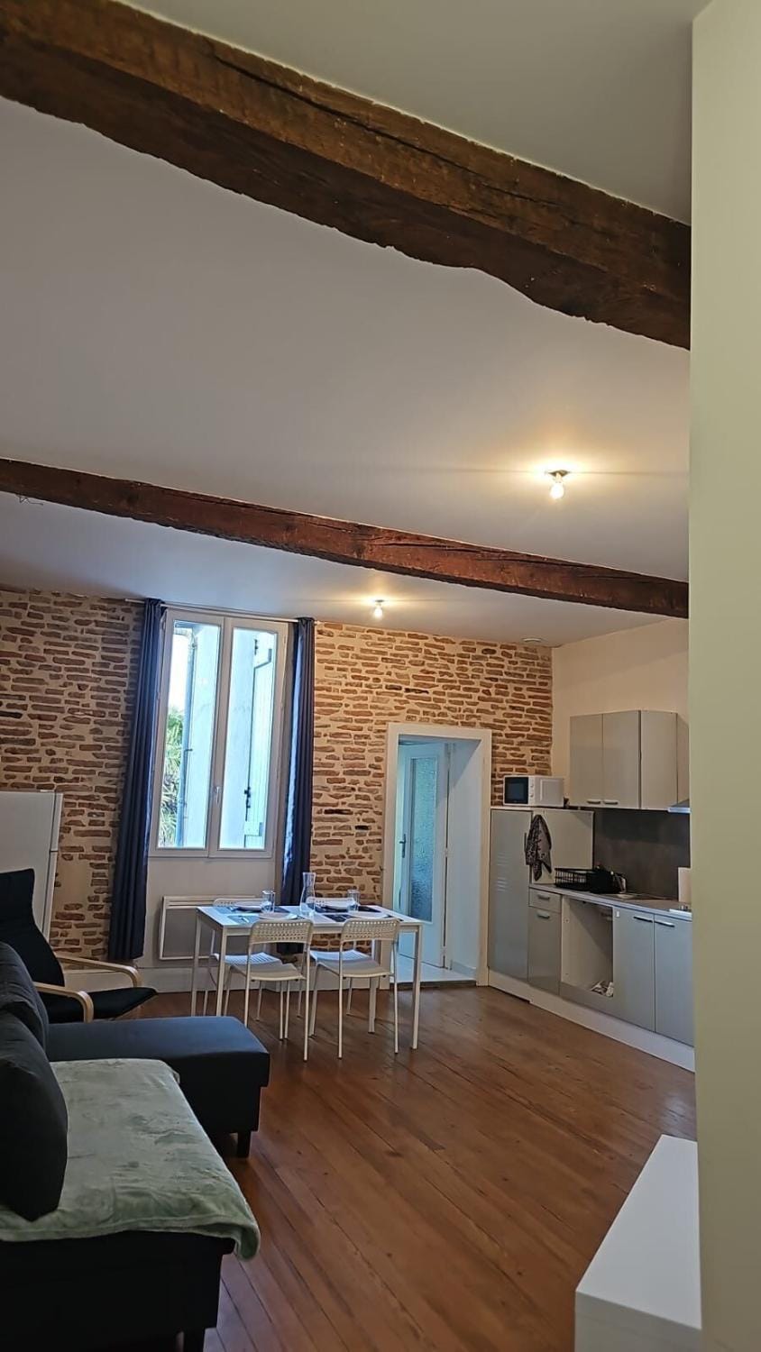 Kitchen or kitchenette, Living room, Seating area, Dining area, stove