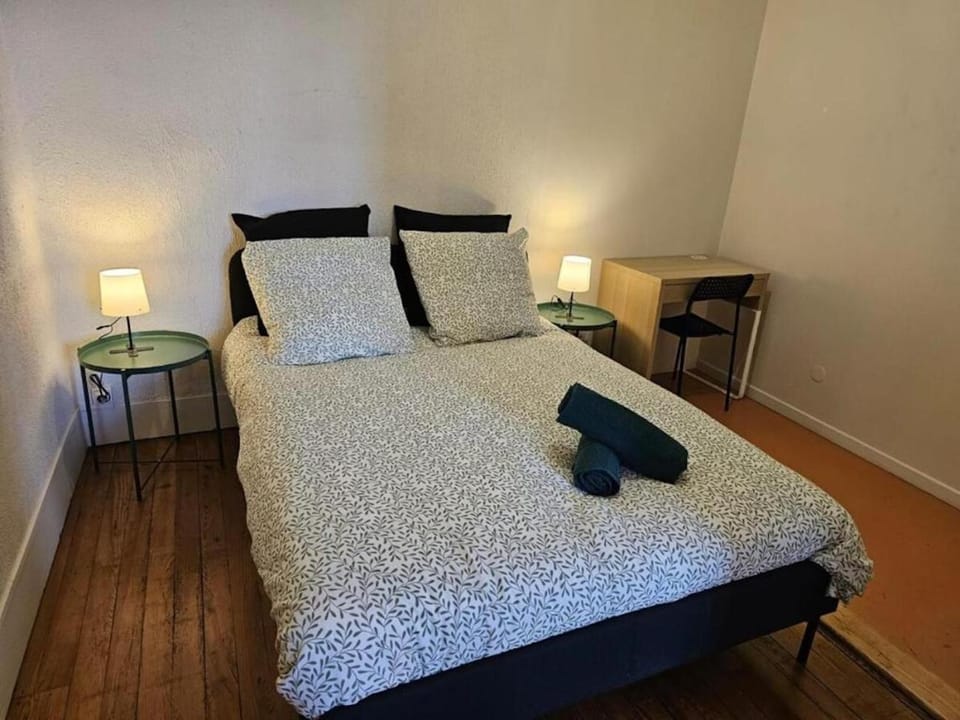 Bed, Photo of the whole room, Bedroom, towels