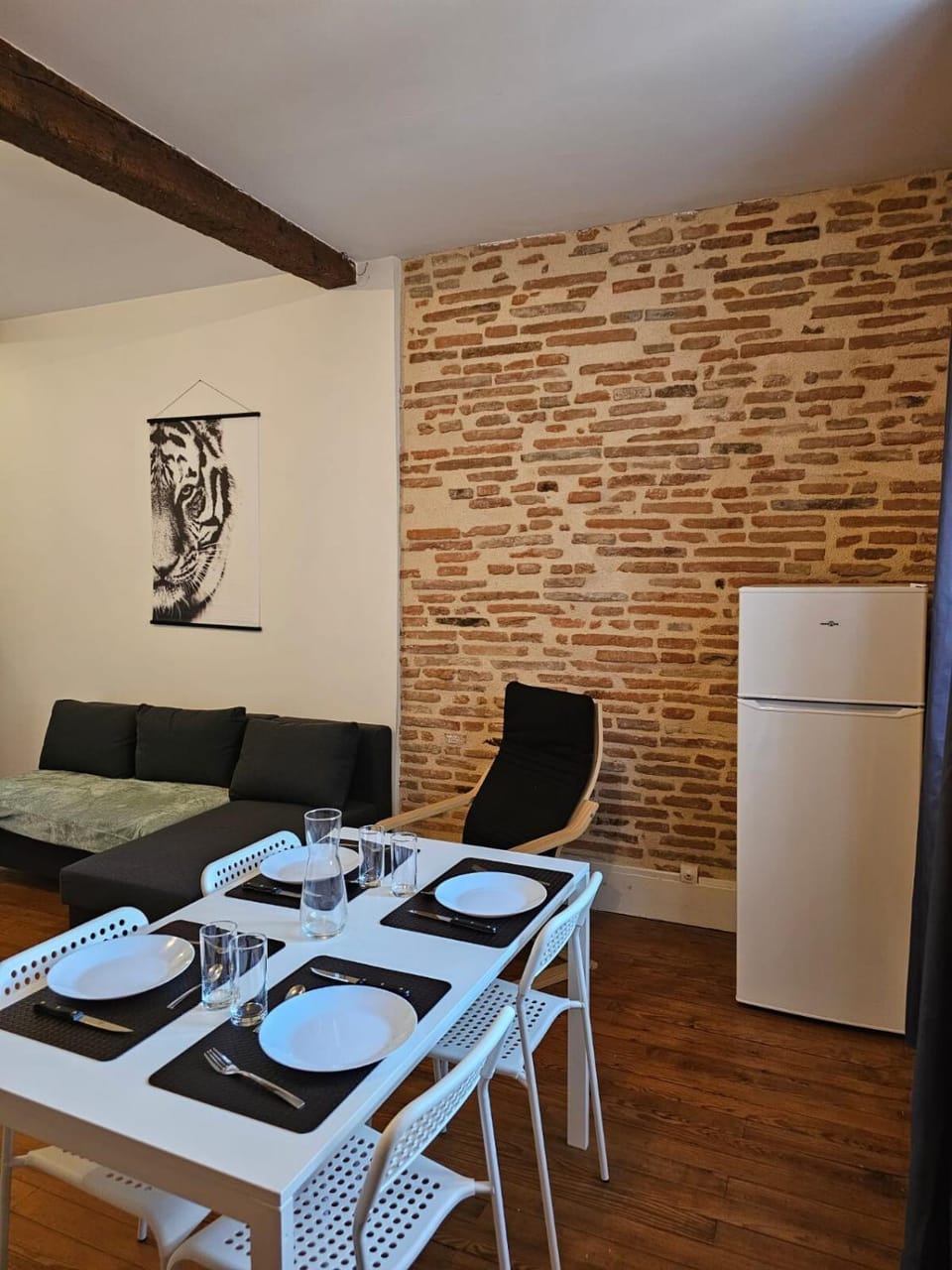 Kitchen or kitchenette, Living room, Seating area, Dining area, oven