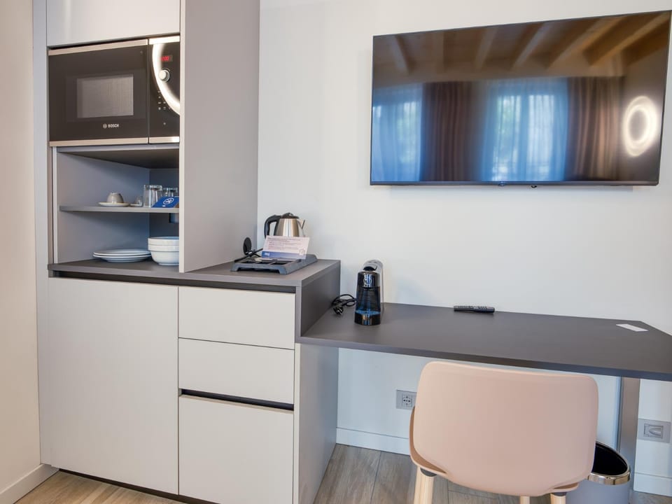 TV and multimedia, Coffee/tea facilities, Bedroom, microwave