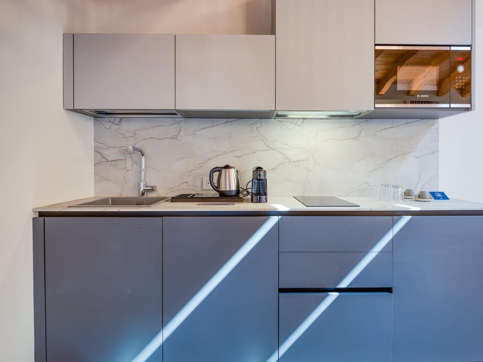 Coffee/tea facilities, Kitchen or kitchenette, stove