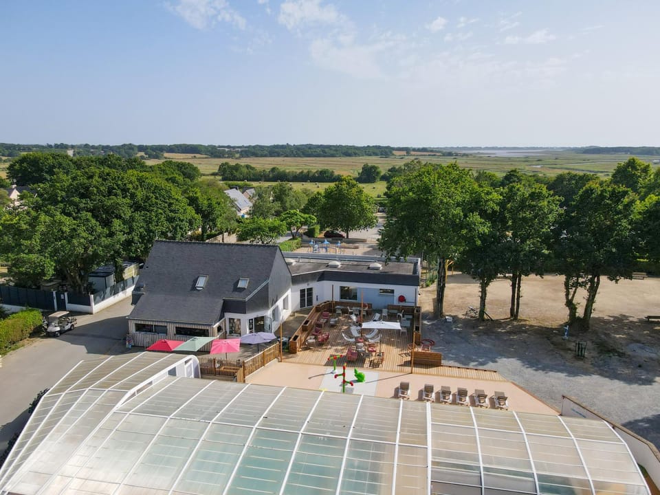 Property building, Restaurant/places to eat, Swimming pool
