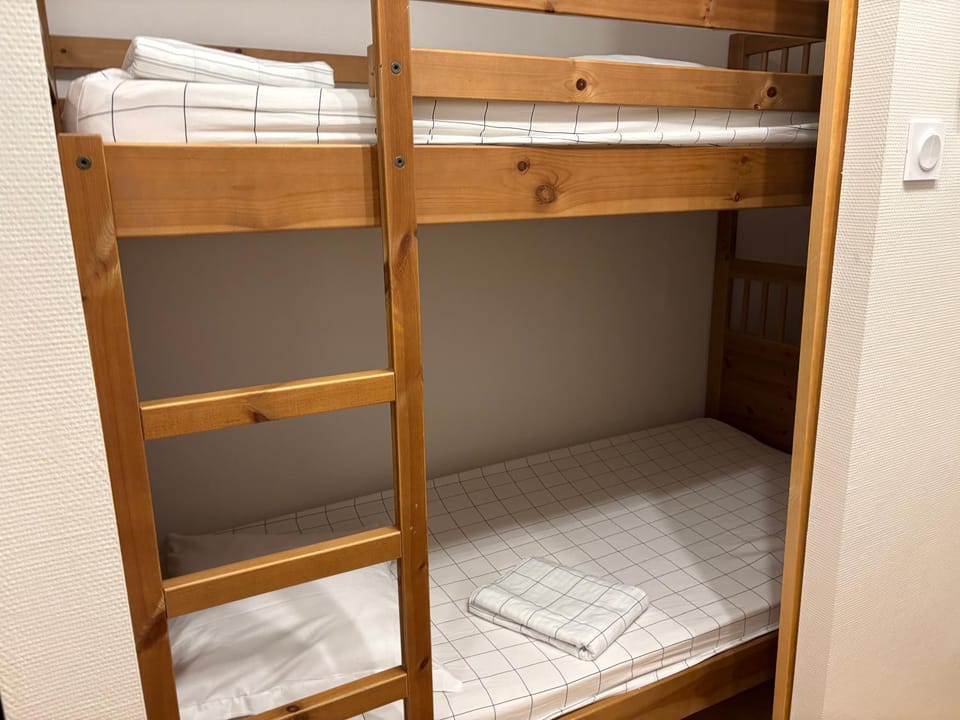 Bedroom, bunk bed