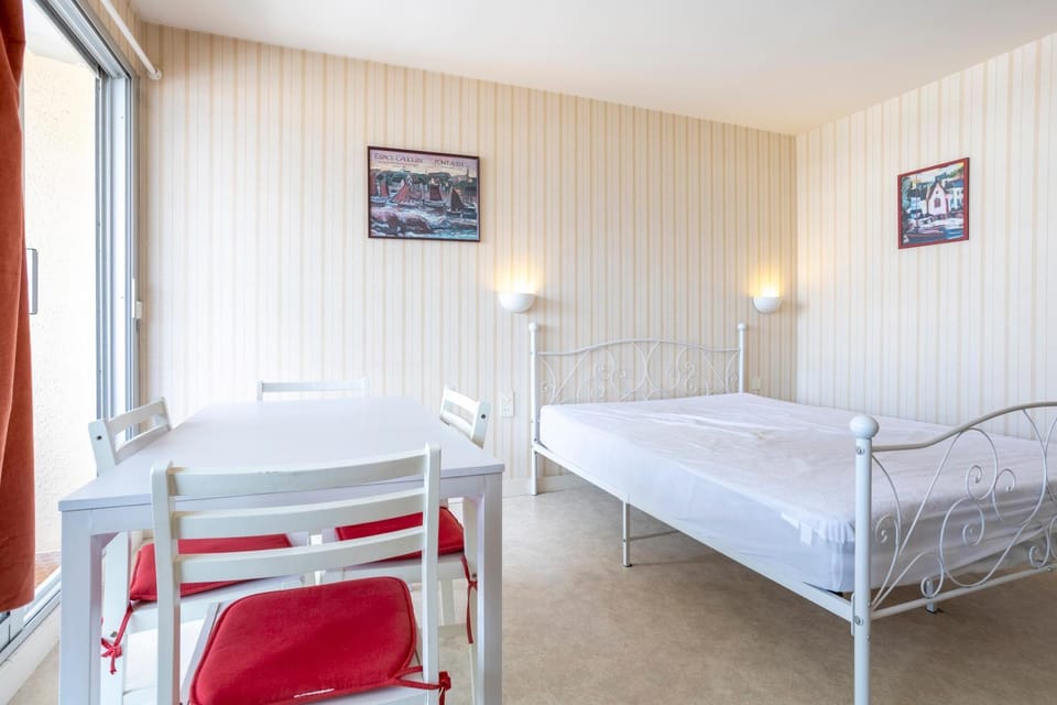 Property building, Living room, Bedroom