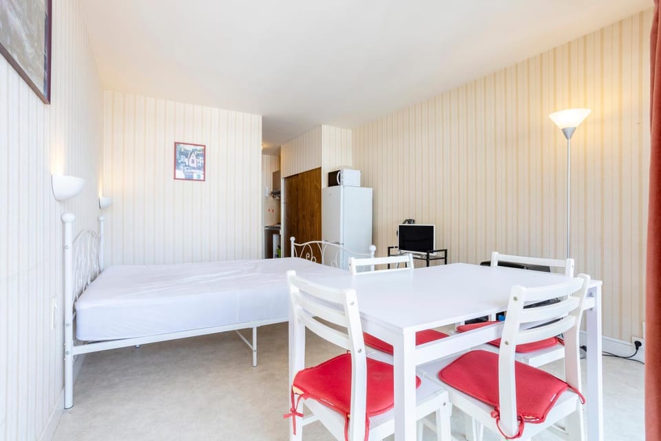Property building, Living room, Bedroom