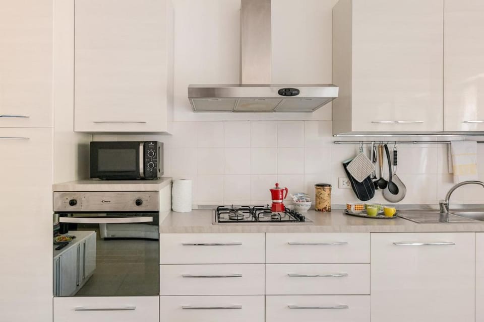Coffee/tea facilities, Kitchen or kitchenette, oven, stove
