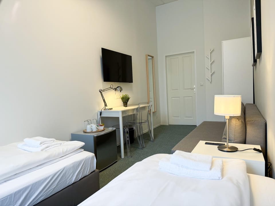 Bed, TV and multimedia, Photo of the whole room