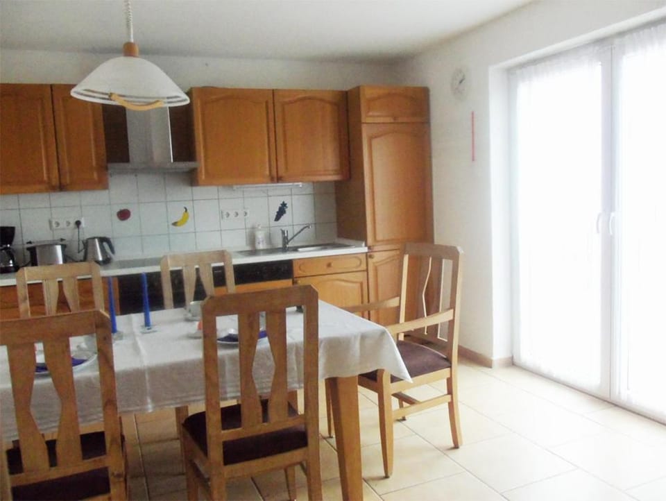 Kitchen or kitchenette, Seating area, Dining area