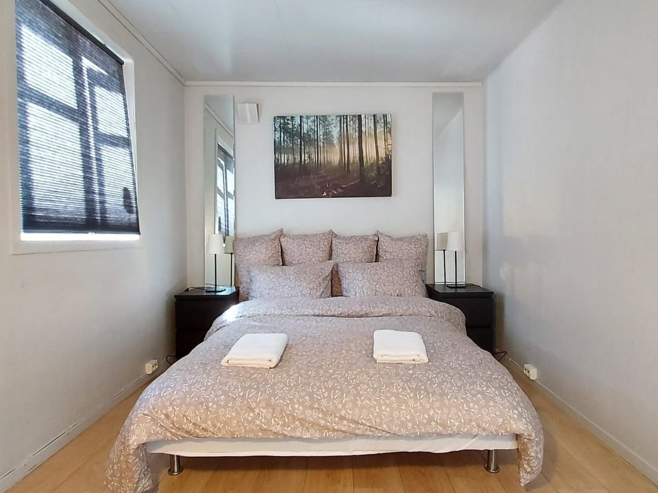 Bed, Bedroom, towels