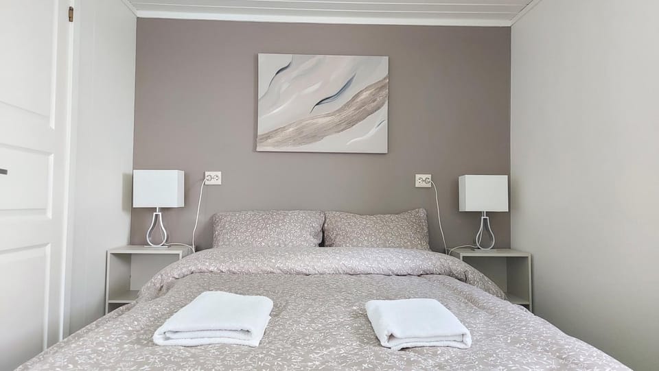 Bedroom, towels