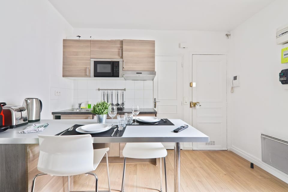 Coffee/tea facilities, Kitchen or kitchenette, Dining area, stove, toaster