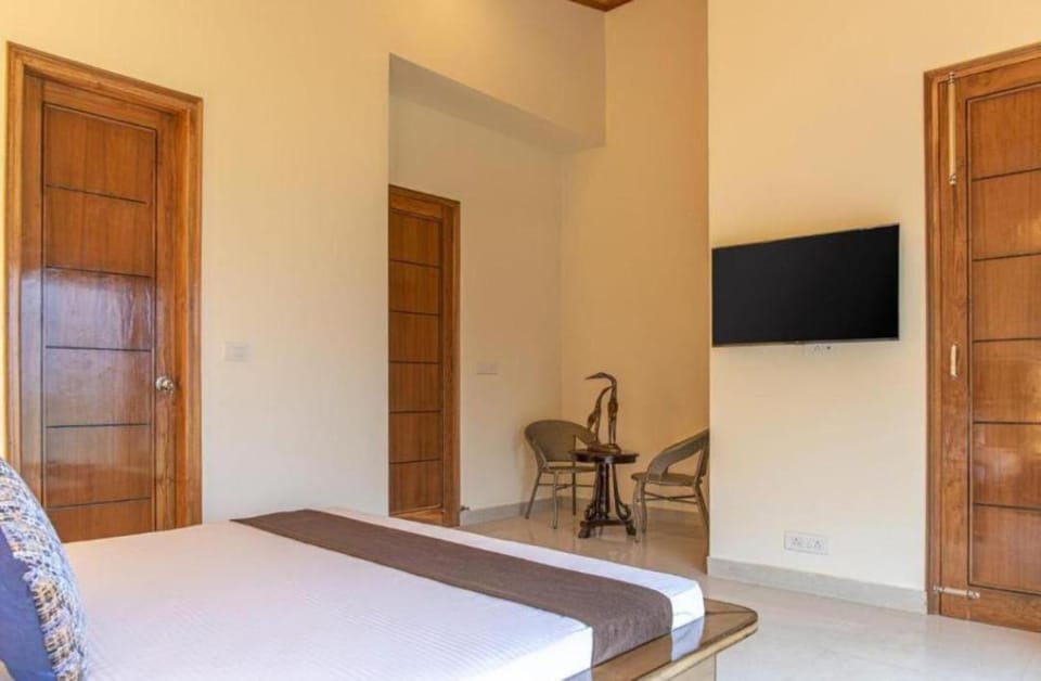 The Maharaja Retreat I Jacuzzi I Vacations l Pet friendly & 3 Bedroom Villa I Family Events I Sky Bonfire I Kasauli By Exotic Stays Apartment in Himachal Pradesh