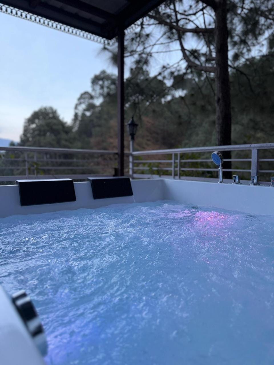 The Maharaja Retreat I Jacuzzi I Vacations l Pet friendly & 3 Bedroom Villa I Family Events I Sky Bonfire I Kasauli By Exotic Stays Apartment in Himachal Pradesh