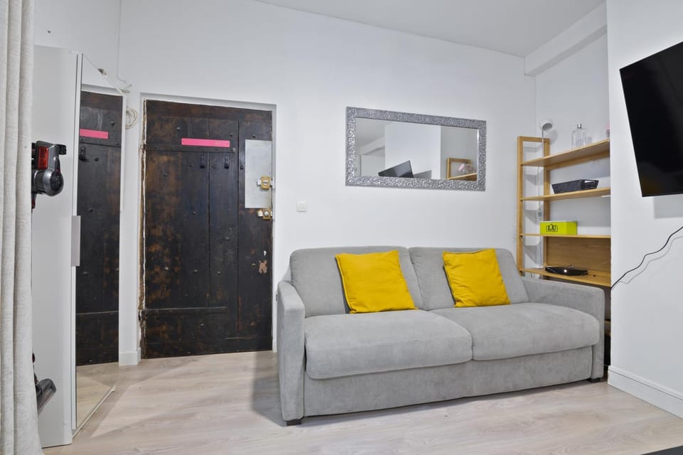 Bed, Living room