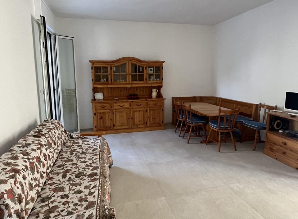 TV and multimedia, Seating area, Dining area