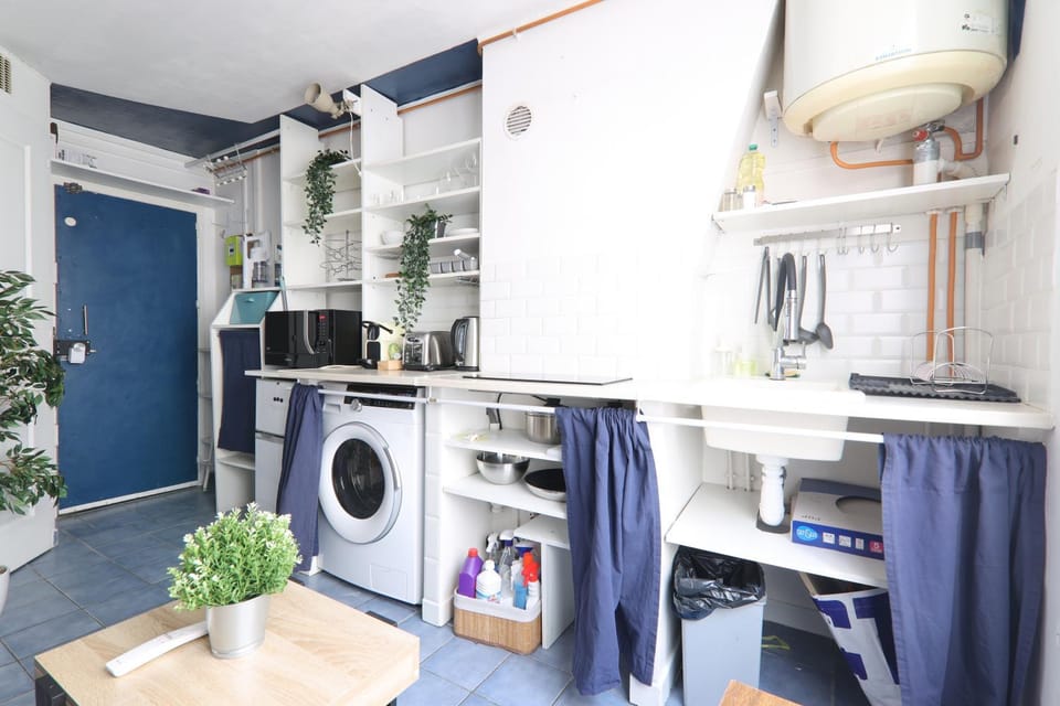 Kitchen or kitchenette, stove, washing machine