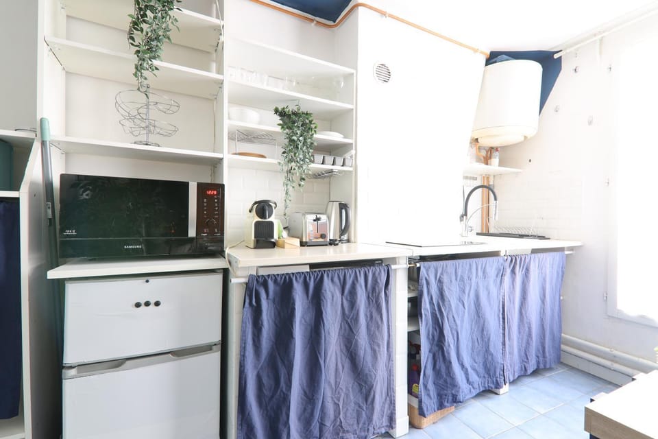 Coffee/tea facilities, Kitchen or kitchenette, stove
