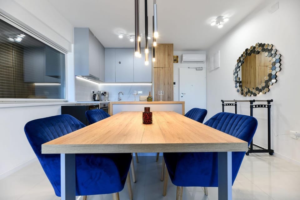 Kitchen or kitchenette, Seating area, Dining area